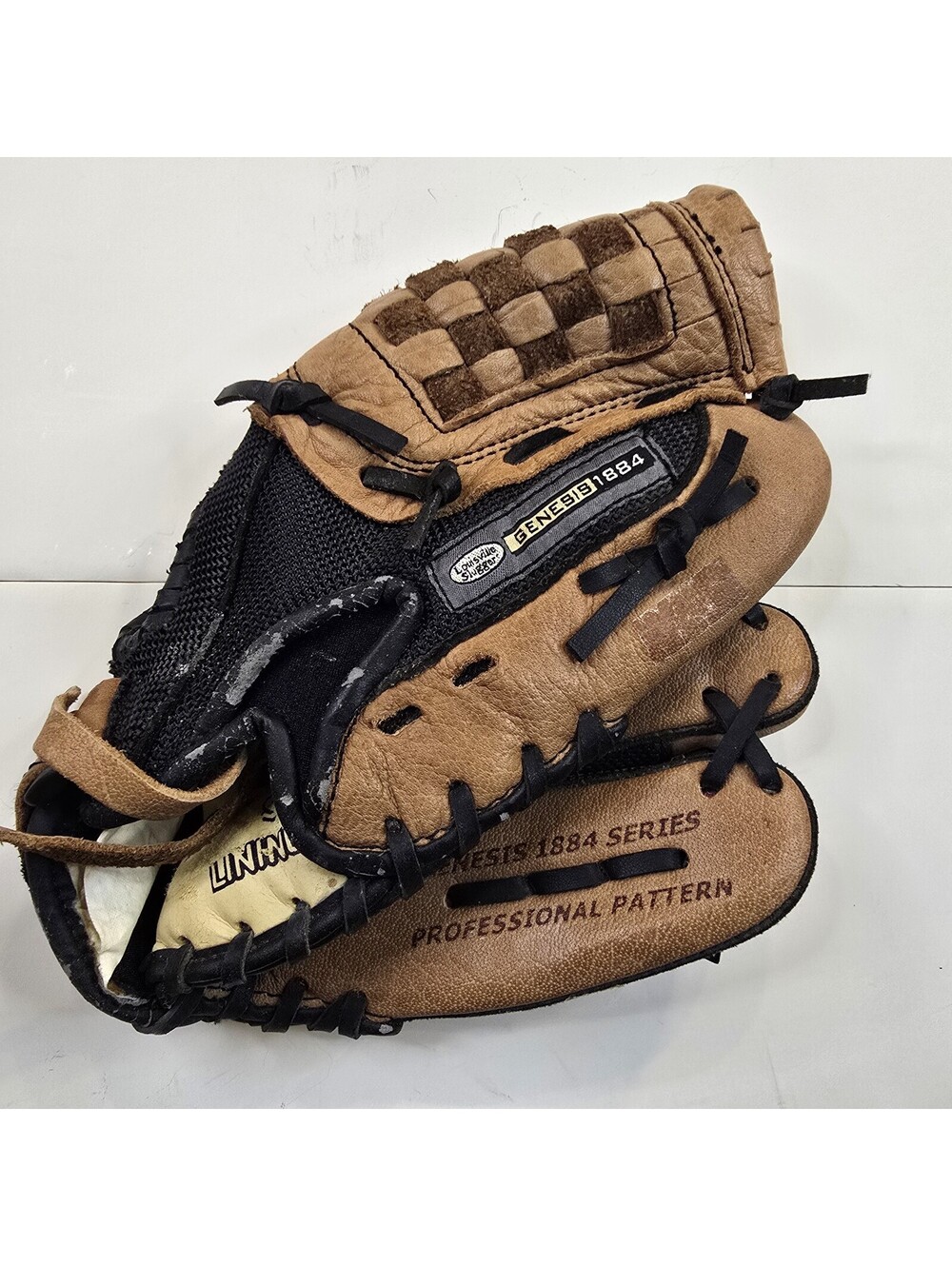 Louisville Slugger 9.5" Youth Baseball Glove GEN950BM Genesis 1884 Series LHT